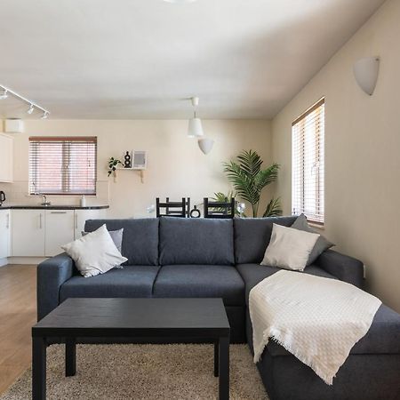 Spacious 2Br Flat - 2 Free Parking Spaces - Near Lgw Airport Crawley  Dış mekan fotoğraf