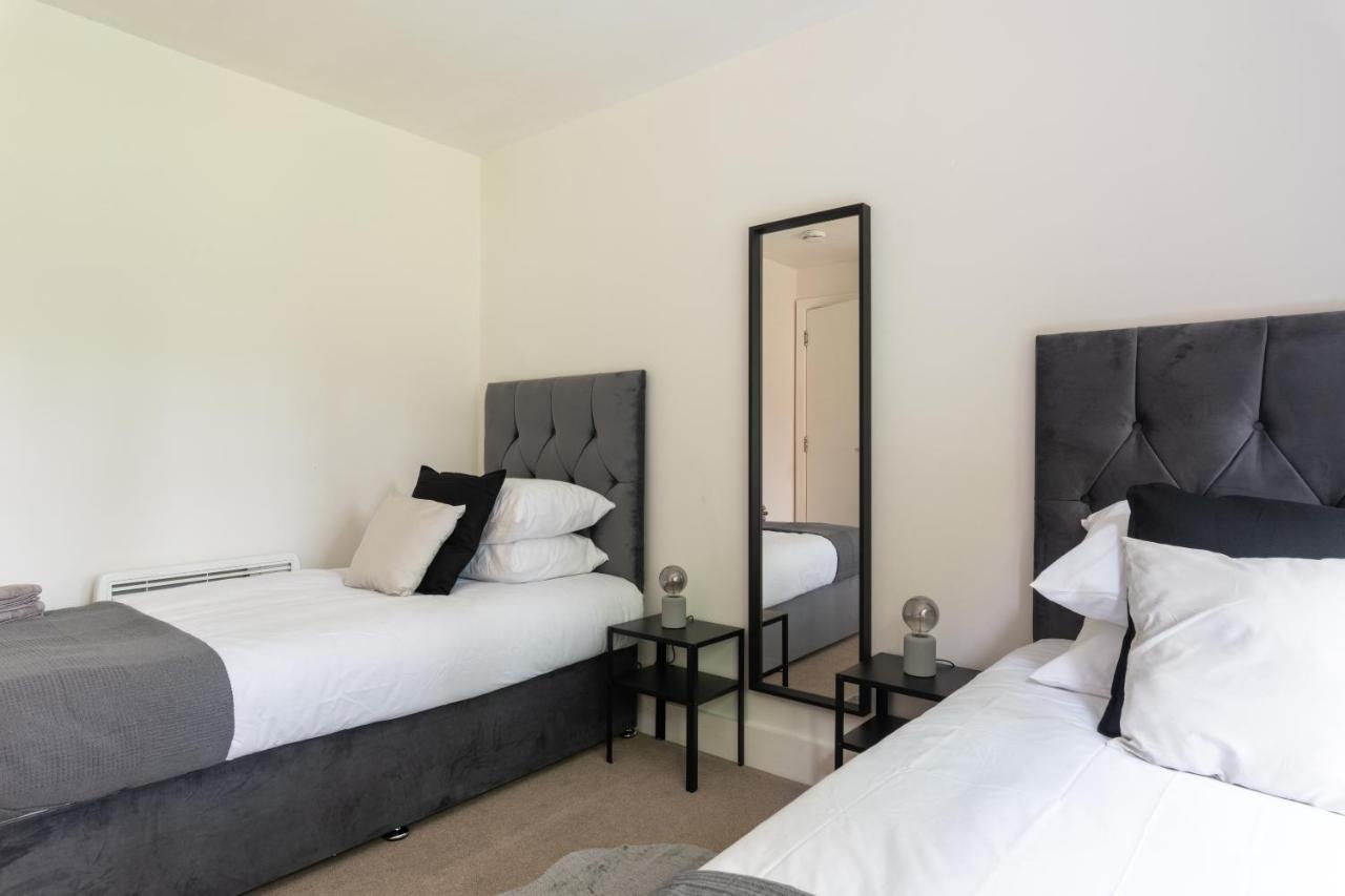 Spacious 2Br Flat - 2 Free Parking Spaces - Near Lgw Airport Crawley  Dış mekan fotoğraf