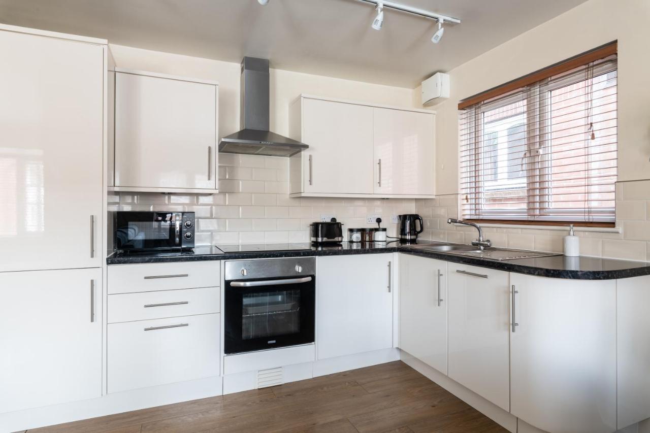 Spacious 2Br Flat - 2 Free Parking Spaces - Near Lgw Airport Crawley  Dış mekan fotoğraf