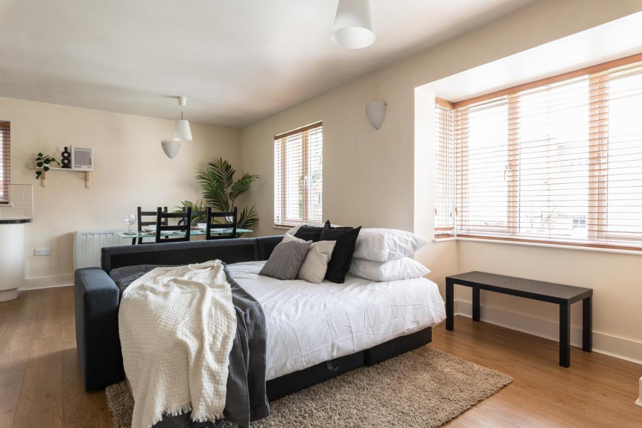 Spacious 2Br Flat - 2 Free Parking Spaces - Near Lgw Airport Crawley  Dış mekan fotoğraf