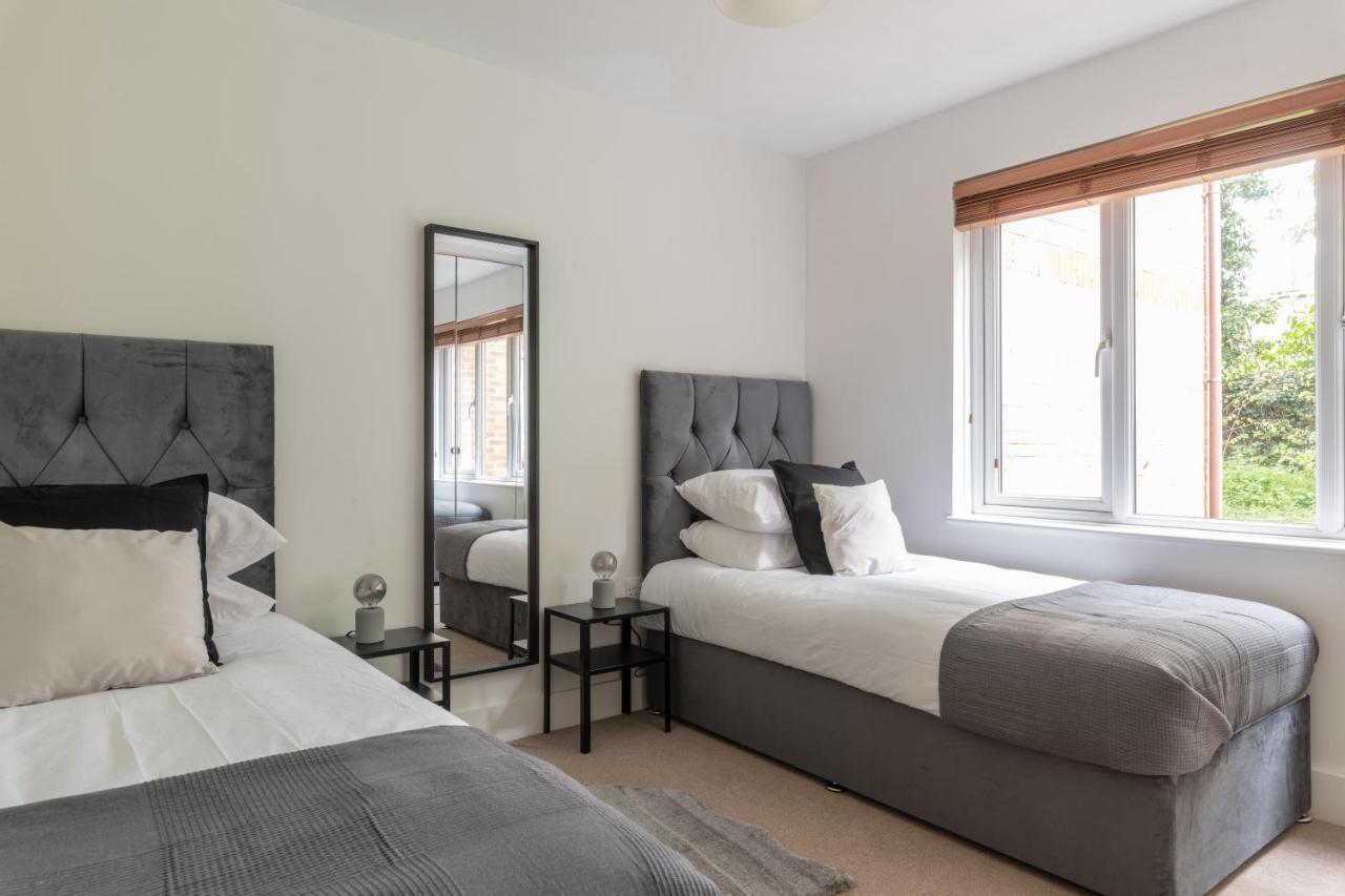 Spacious 2Br Flat - 2 Free Parking Spaces - Near Lgw Airport Crawley  Dış mekan fotoğraf