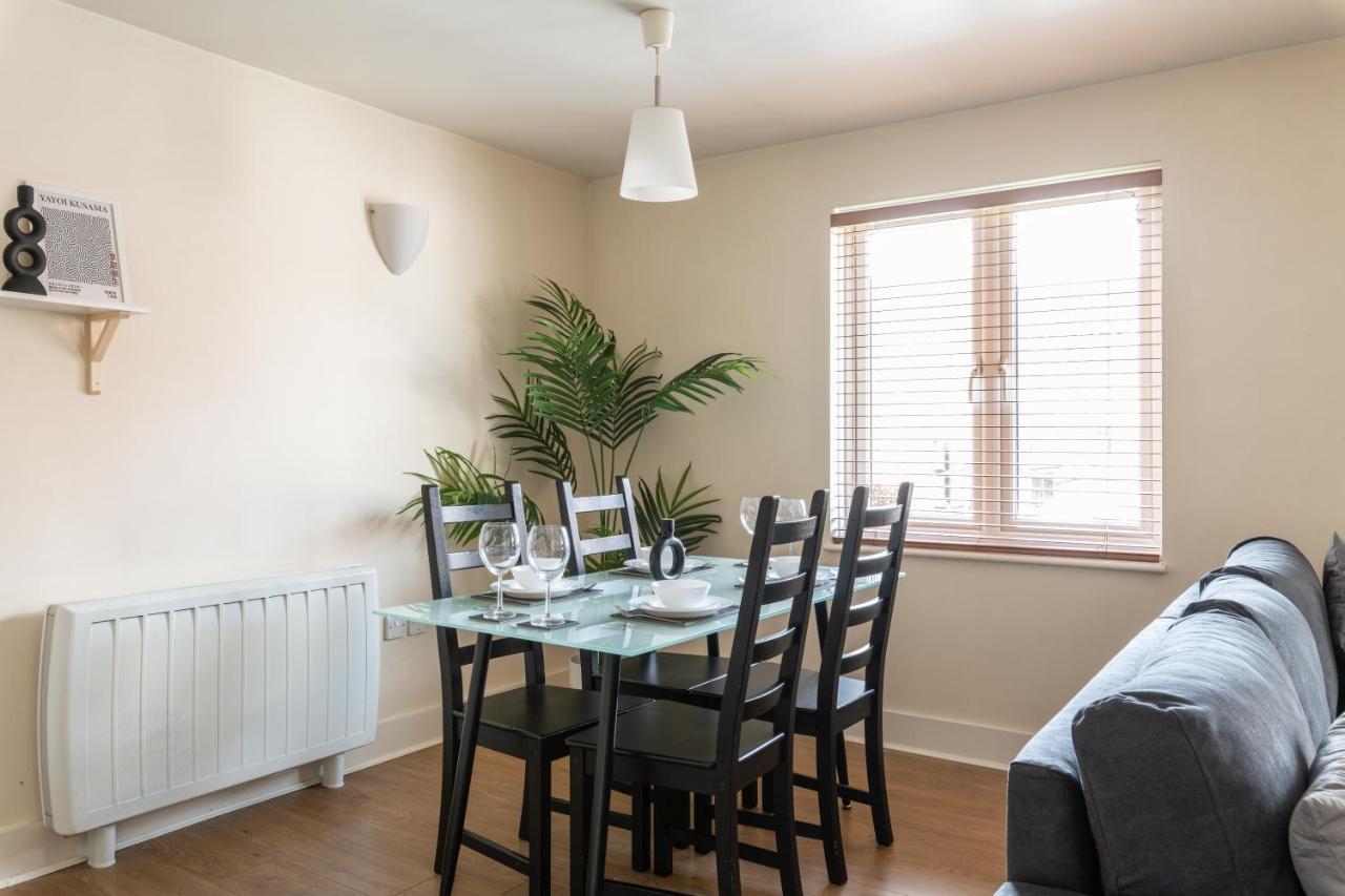 Spacious 2Br Flat - 2 Free Parking Spaces - Near Lgw Airport Crawley  Dış mekan fotoğraf