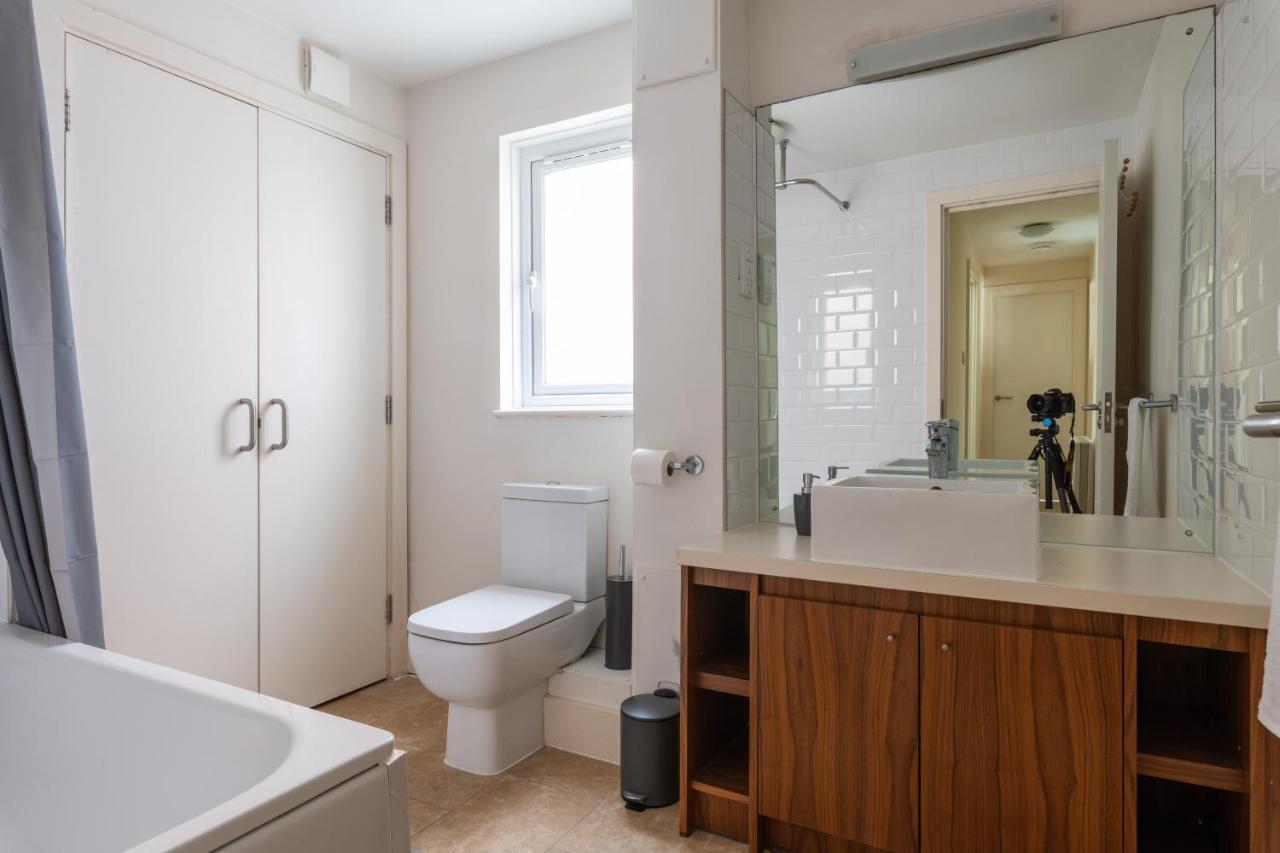 Spacious 2Br Flat - 2 Free Parking Spaces - Near Lgw Airport Crawley  Dış mekan fotoğraf