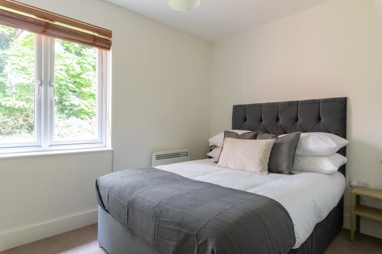 Spacious 2Br Flat - 2 Free Parking Spaces - Near Lgw Airport Crawley  Dış mekan fotoğraf