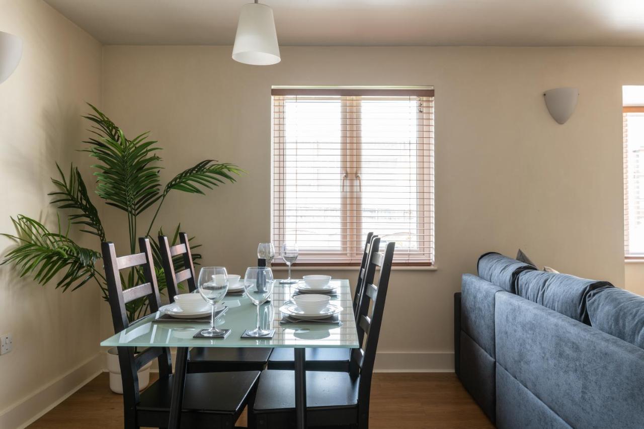 Spacious 2Br Flat - 2 Free Parking Spaces - Near Lgw Airport Crawley  Dış mekan fotoğraf
