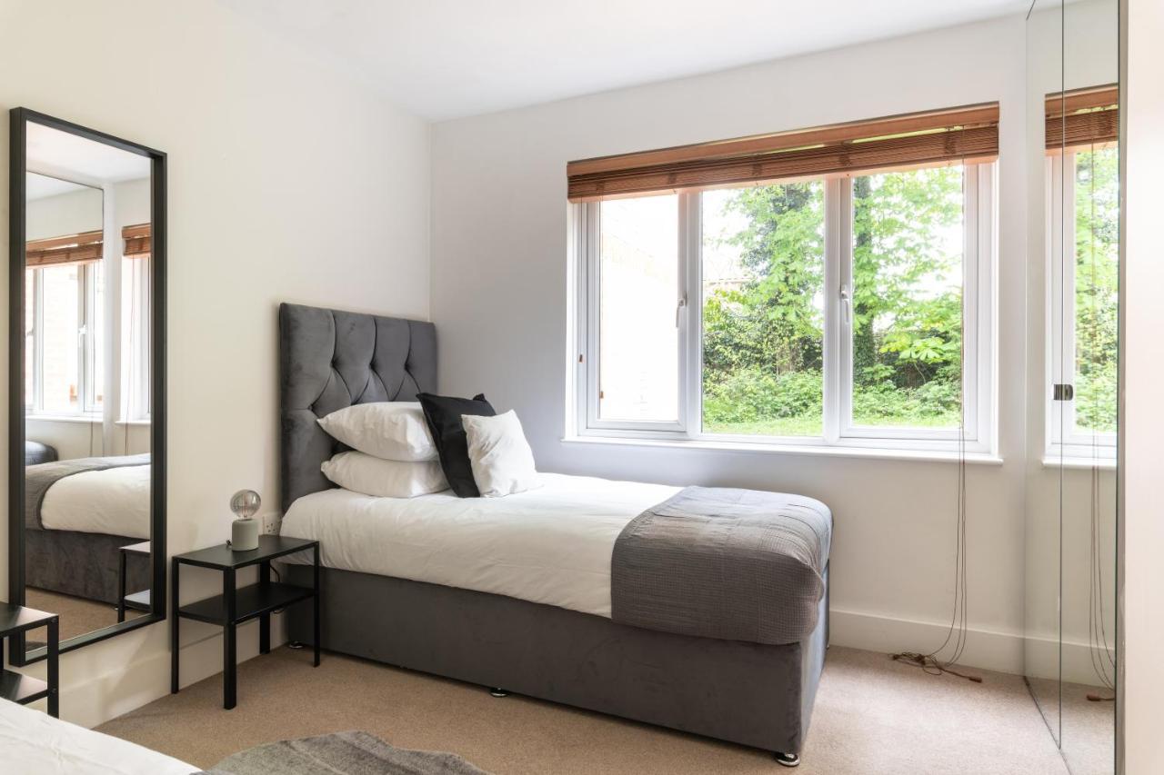 Spacious 2Br Flat - 2 Free Parking Spaces - Near Lgw Airport Crawley  Dış mekan fotoğraf