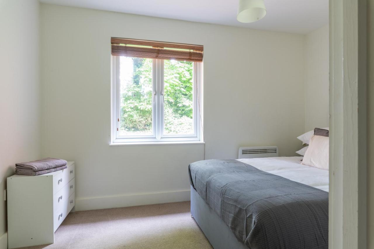 Spacious 2Br Flat - 2 Free Parking Spaces - Near Lgw Airport Crawley  Dış mekan fotoğraf